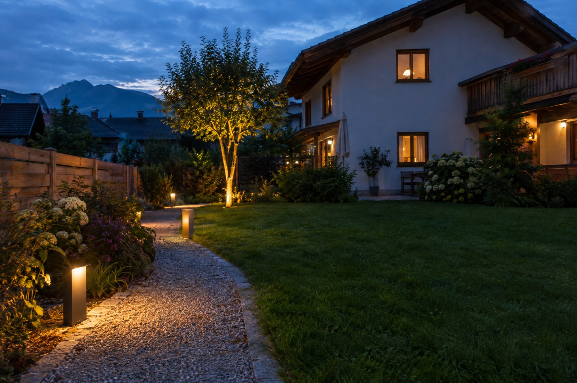 LED-Gartenbeleuchtung am Abend